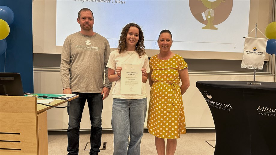 Pristagare Alva Westerlund, Klara gymnasieskola, tillsammans med prisutdelarna Marcus Andersson och Jennie Sandström från Mittuniversitetet