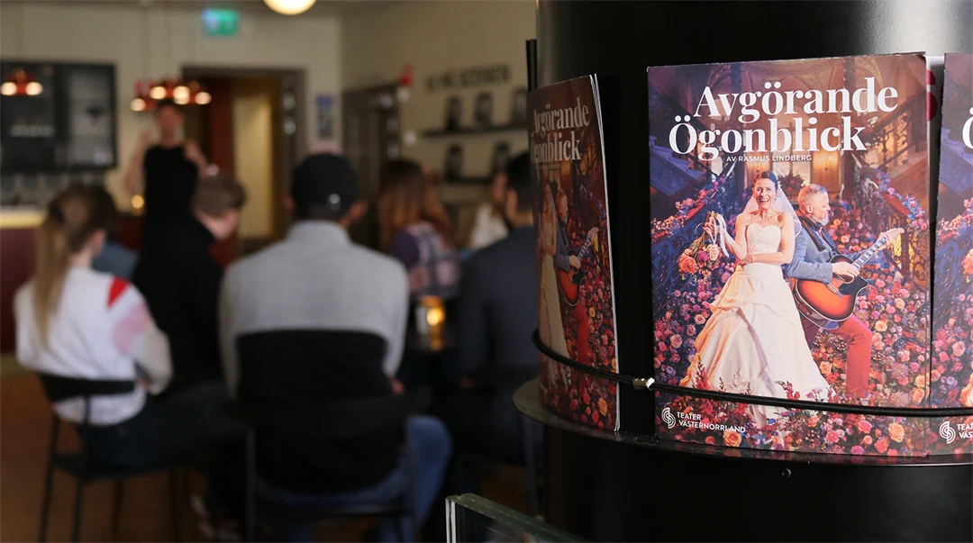 Broschyrer med teaterföreställningen Avgörande ögonblick