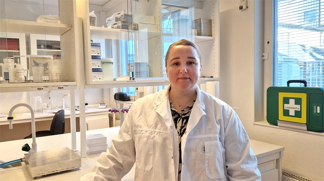 en kvinna i ett laboratorium