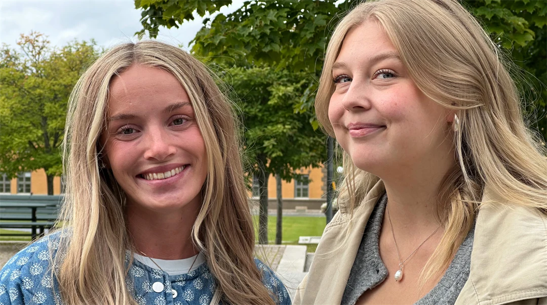 Två unga kvinnor utomhus.