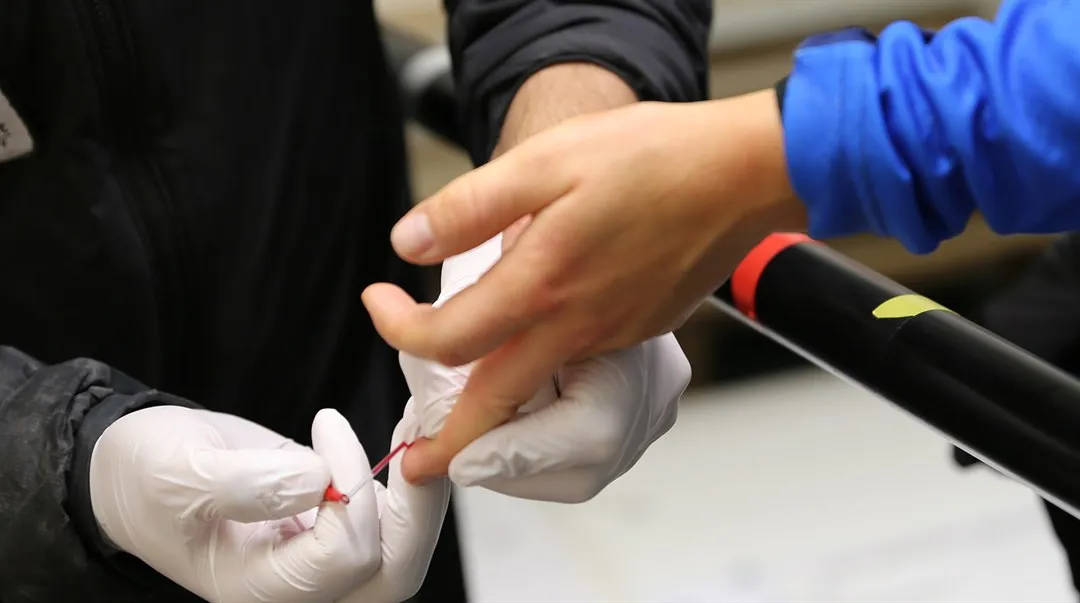 Blodprov, stick i fingret, vid Nationellt vintersportcentrum.