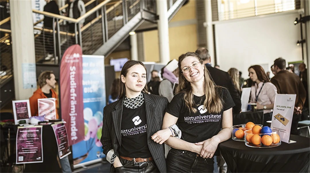 Två glada studentambassadörer på mässa i Ljushallen.