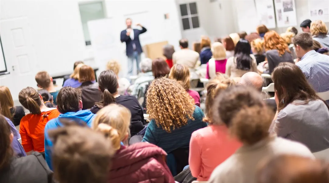 Föreläsningssal med åhörare