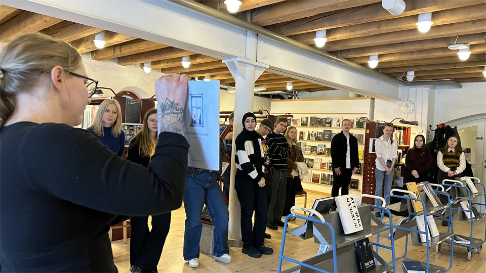 Människor i ett bibliotek
