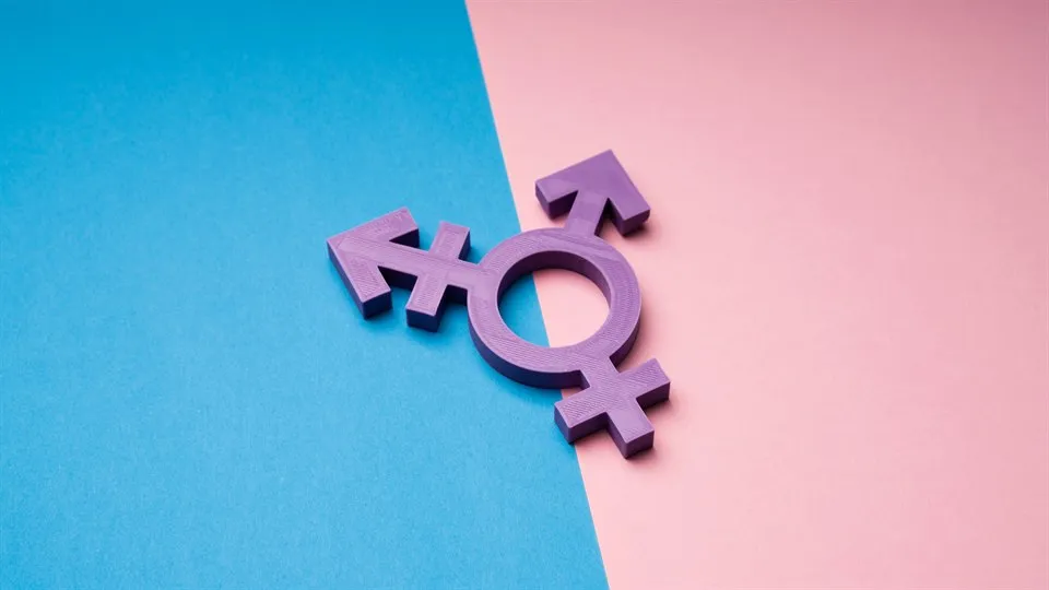 En lila transsexsymbol som ligger på en tvåfärgad blå och rosa bakgrund