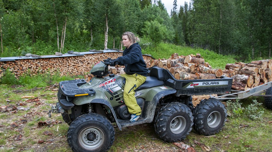 Eva Bendikke Brækkfjell Jåma, Tjåehkere sijte, fyller på vinterns vedförråd.