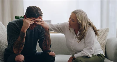 Kvinna ger stöd till man med psykisk ohälsa.