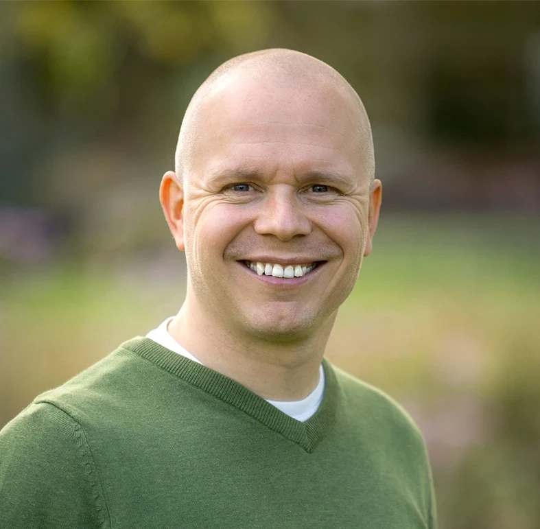 en man ler och tittar in i kameran