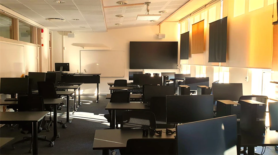 Sal med bord, stolar och data skärmar, display screens