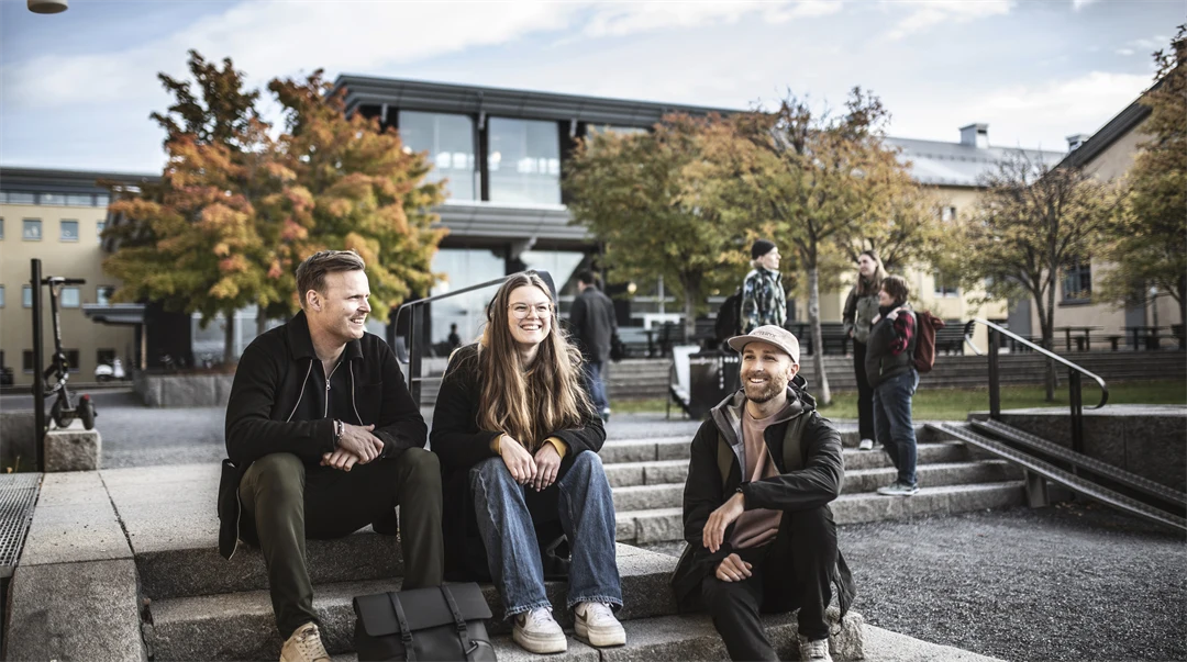 Studenter i campusmiljö.