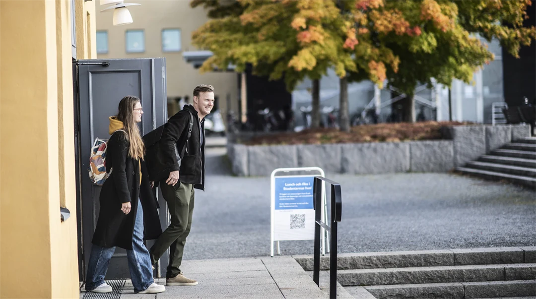 Studenter i campusmiljö.