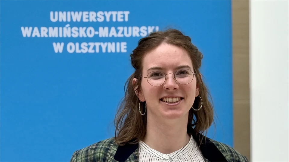 Porträtt av ChallengeEU studentambassadör Runa Ziegler framför UWM-rollup