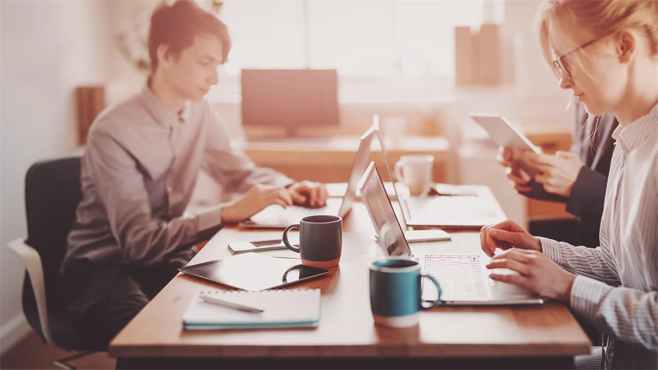 Anställda som arbetar tillsammans på kontoret