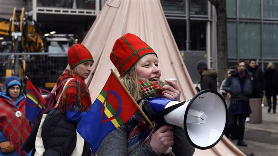 Maajja-Krihke Bransfjell demonstrerar mot att norska staten inte rättar sig efter domen i Högsta domstolen som fastslår att det var människorättsbrott att ge koncession för vindkraft på Fosenhalvön i Trondheimsfjorden.