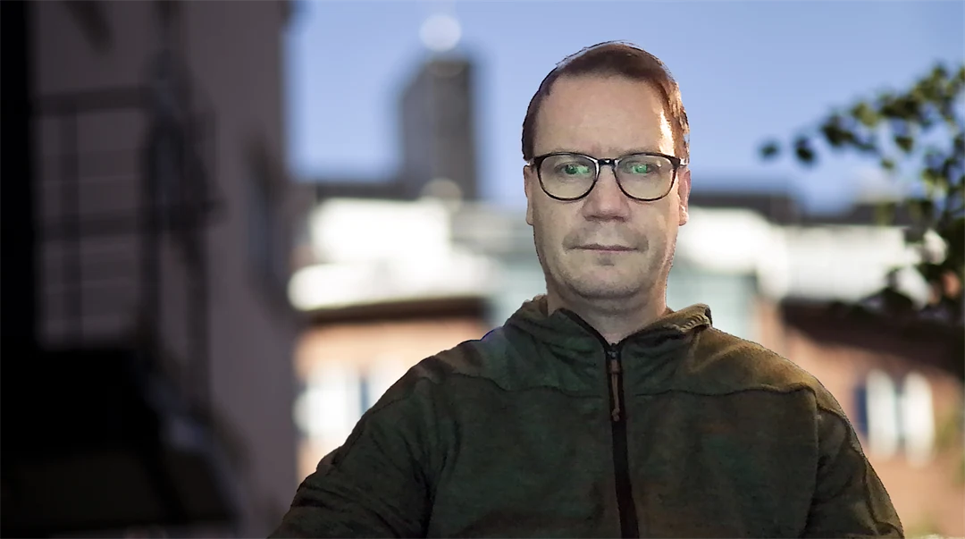 En man med glasögon