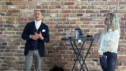 två personer står och pratar