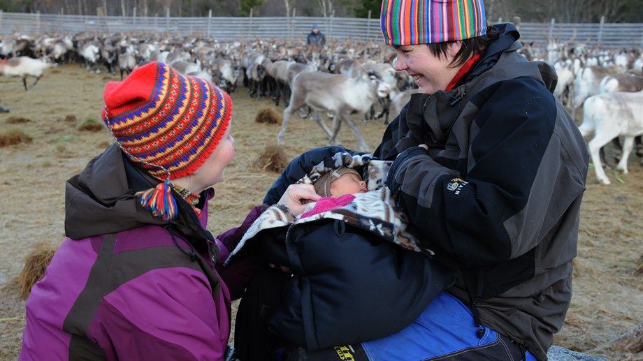Maja Marie Jåma, lilla Elise och Marita Näslund, Låarte sijte.