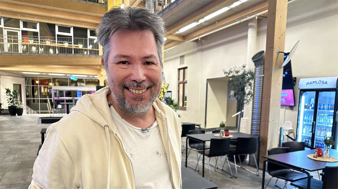 man som ler mot kameran