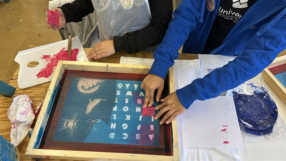 Här lär sig eleverna screentryck för att trycka på tröjor. 