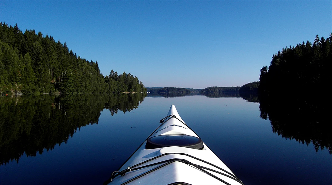 kajak i stilla älv