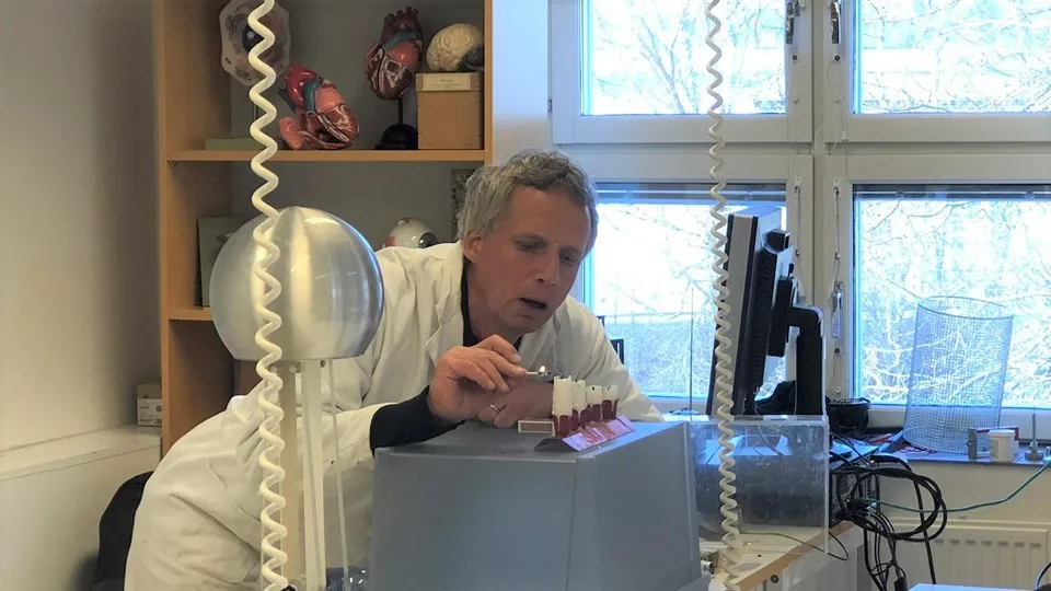Jon Kjellsson tänder ljus som ett experiment under en lektion för åk 7. 