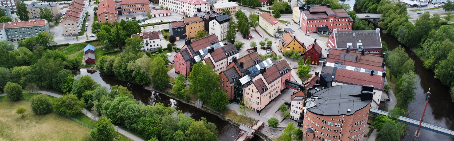 Drone image of Campus Sundsvall showing different buildings that have different designs and colours.