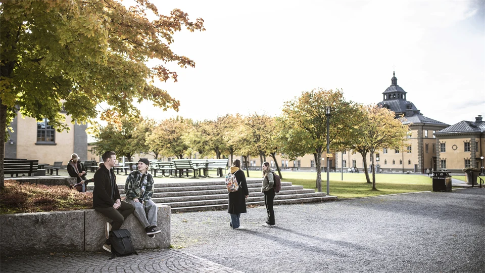 Studenter utanför Campus Östersund