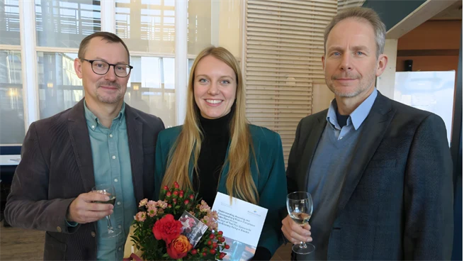 Kvinnlig doktorand tillsammans med sina två handledare