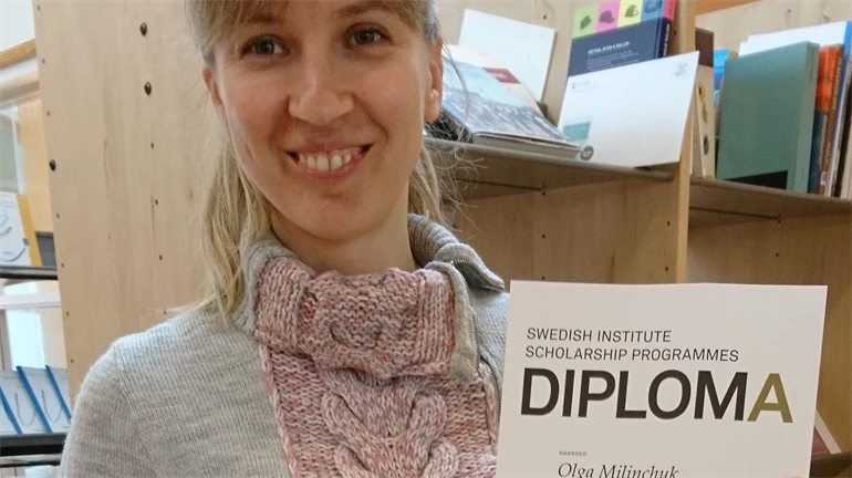 Olga Milinchuk med diplom från Svenska Institutet