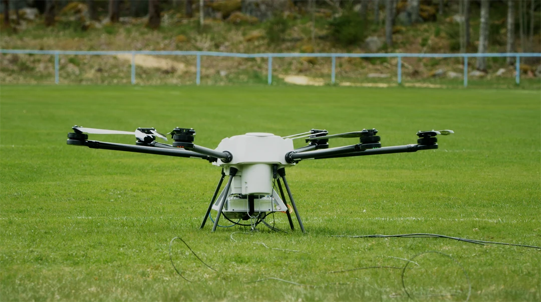 5G-utrustad drönare fjärrstyr skogsmaskin