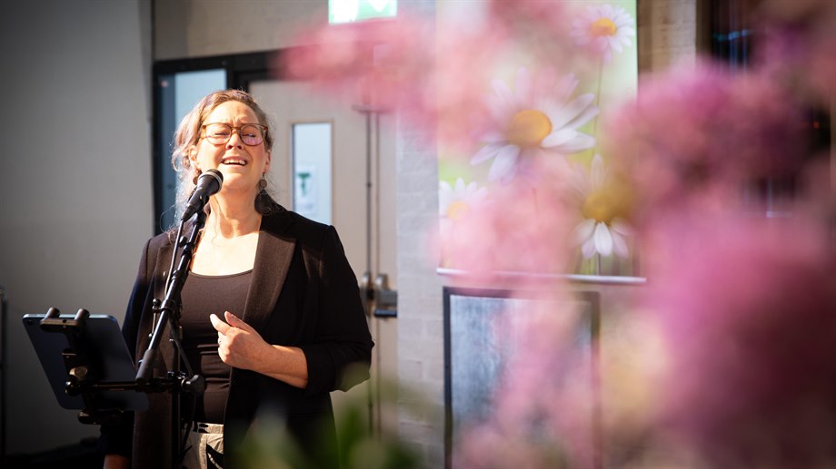 Lina Olsen sjunger och ackompanjeras av David Nyström vid avslutningen 5 juni 2026 