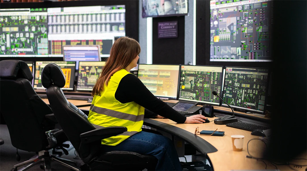 En automationsstudent på besök i industri.