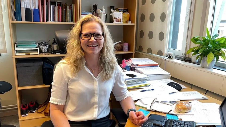 Karin Olsson sitter vid sitt skrivbord.