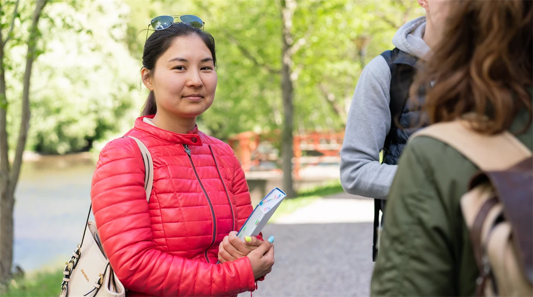 Student in red jacket outside Campus Sundsvall.