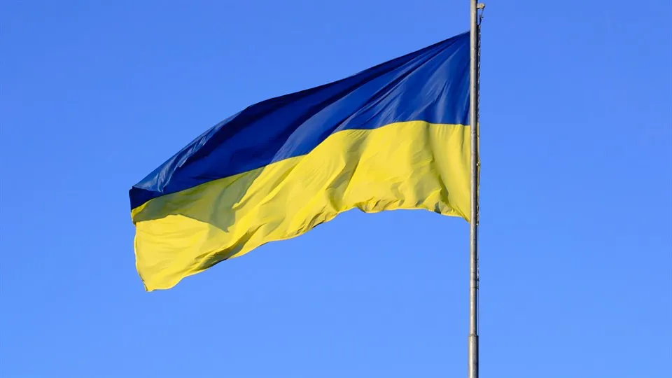 Ukrainska flaggan som fladdrar i vinden.