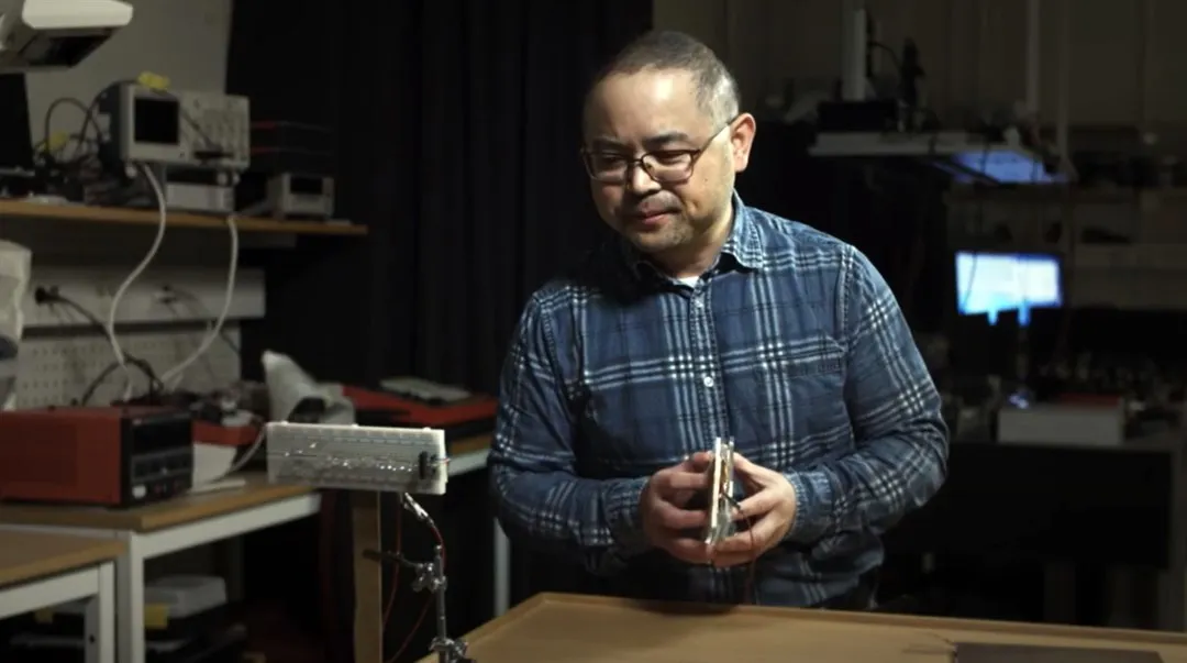 Man, Renyun Zhang, i labbet på FSCN forskningscentrum