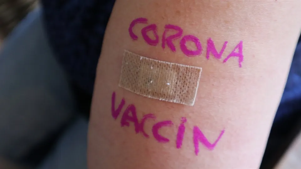 Plåster på armen efter coronavaccin.