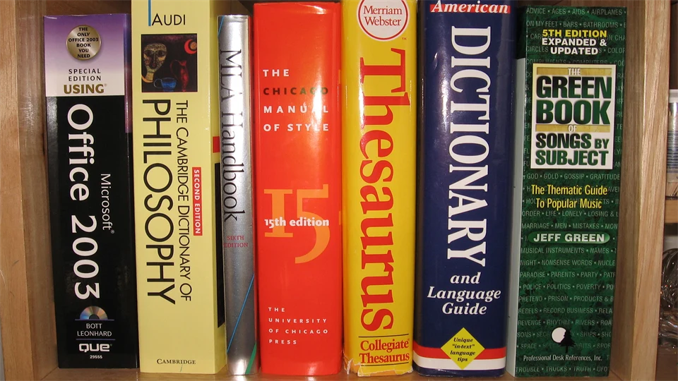 böcker på en bokhylla