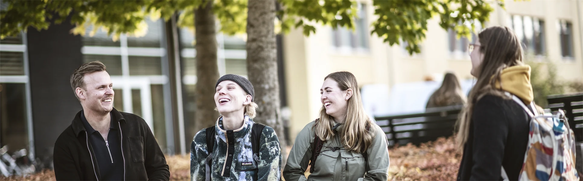 Studenter i campusmiljö.