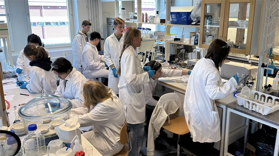 ungdomar i vita rockar i ett kemilabb