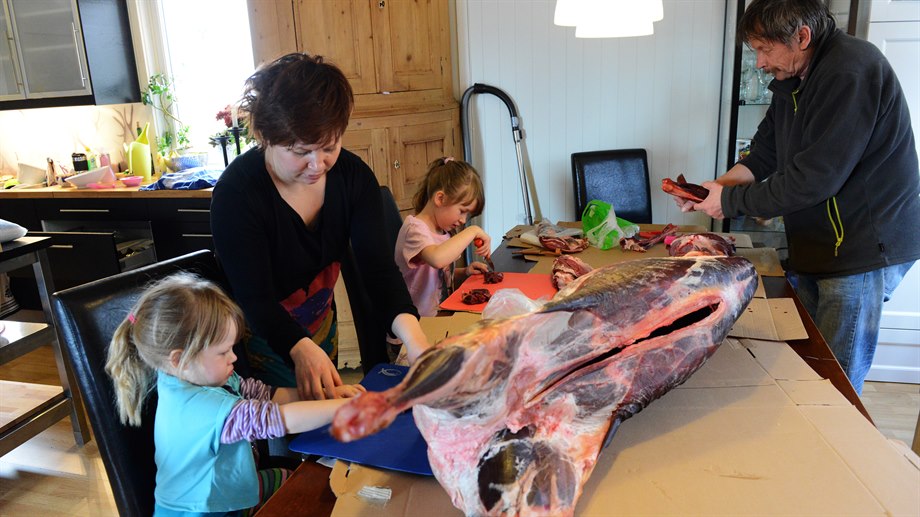 Ella Jåma-Berg, Liisa Jåma, Lilja Jåma-Berg och Bengt Åke Jåma finstyckar en ren på köksbordet.