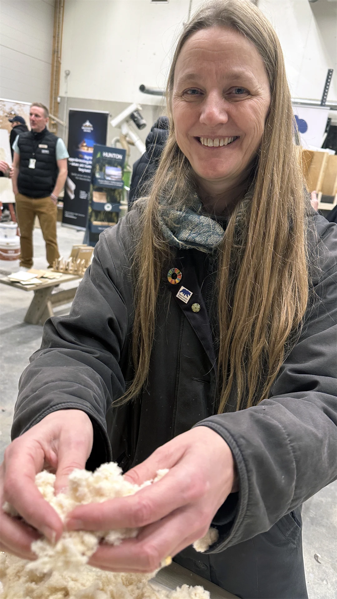 en kvinna håller i träfiberisolering