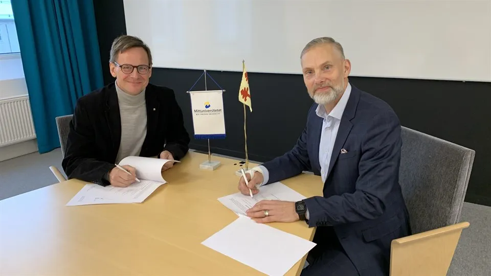 Anders Fällström och Stefan Dalin undertecknar samarbetsavtal