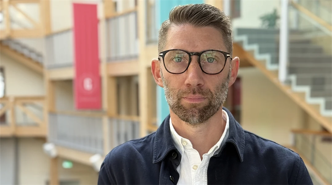 Porträtt på Niklas Bolin en ljusgård