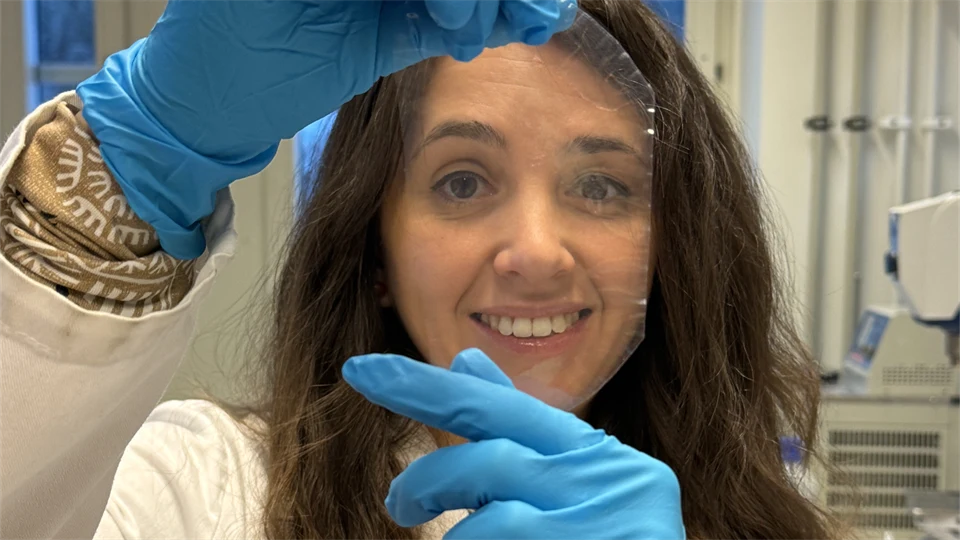 Amanda Stolpe visar sin forskning