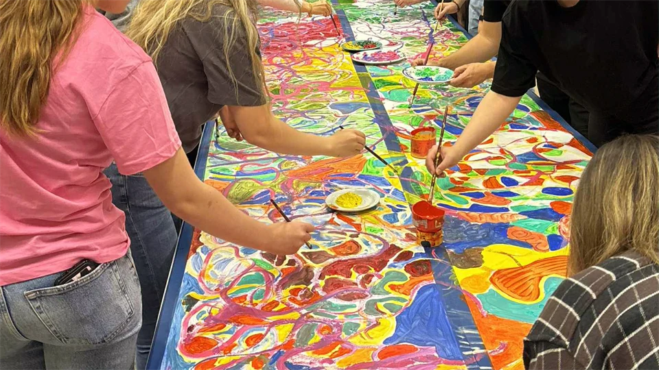 människor målar runt ett bord
