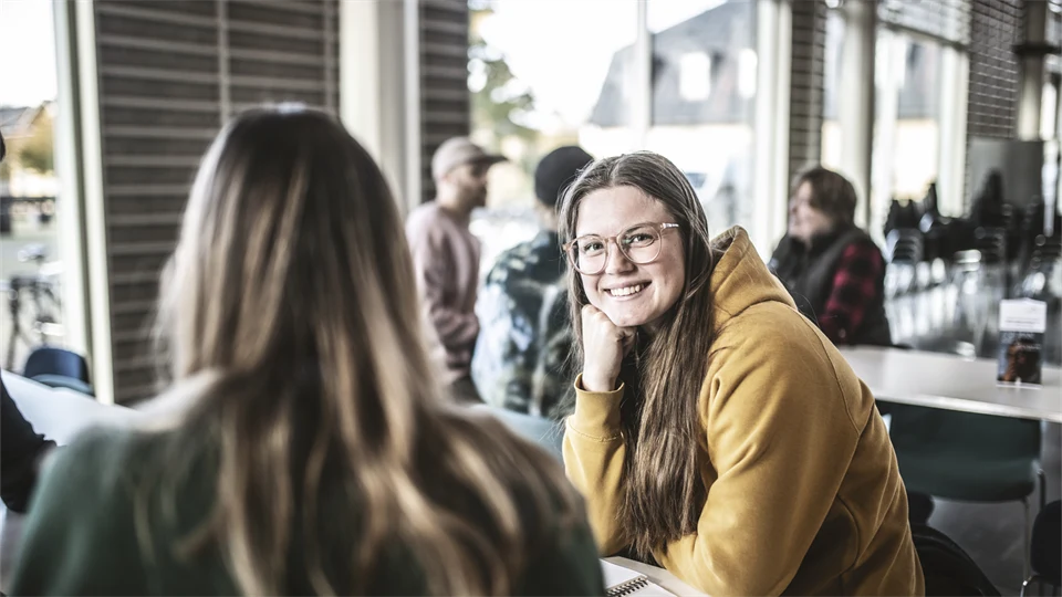 Studenter i campusmiljö.