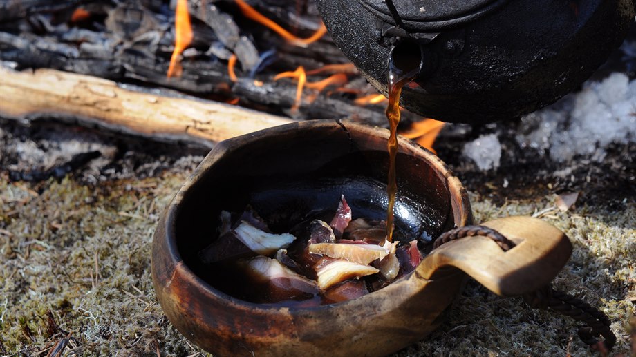 Tsaapestahke / torkat renkött läggs i kaffet för att bli mjukt.