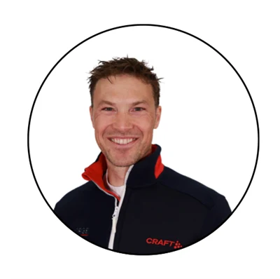 En man med mörkt hår och svart jacka.