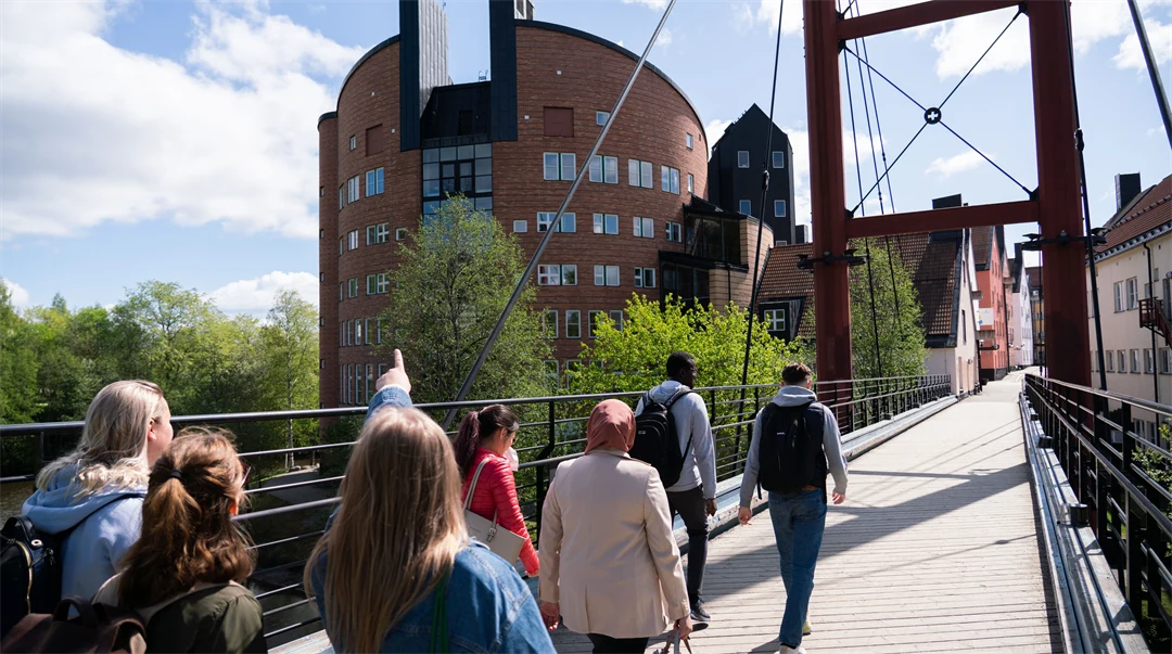 Studenter som går på bro vid Åkroken, Campus Sundsvall. 